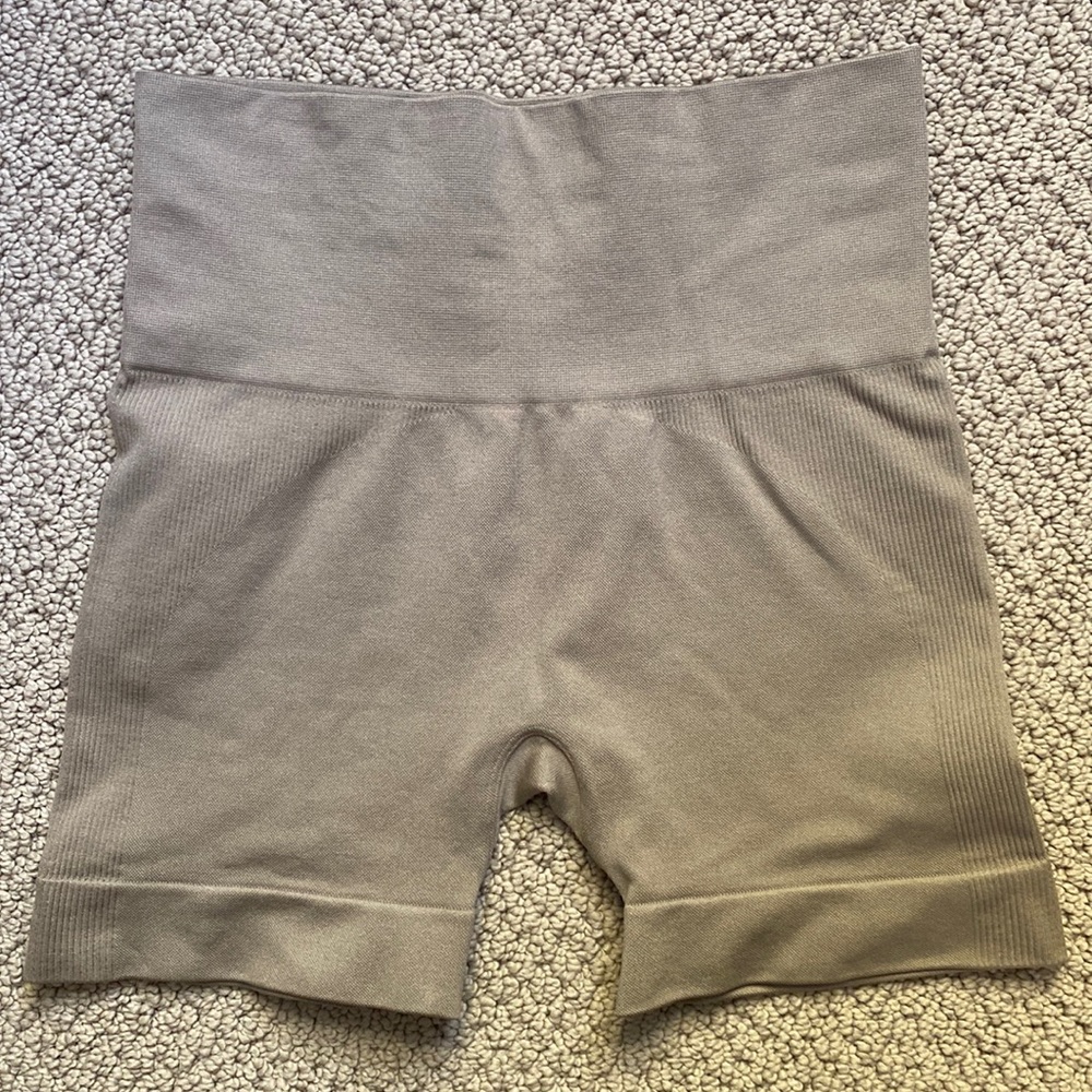 LIKE NEW // Set Active Sculptflex Bike Shorts Small in Sand Sold Out Online
